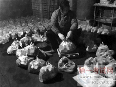 北京黑作坊用恶臭液体浸泡香干 工人打砸毁证据