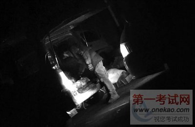 北京黑作坊用恶臭液体浸泡香干 工人打砸毁证据
