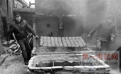 北京黑作坊用恶臭液体浸泡香干 工人打砸毁证据